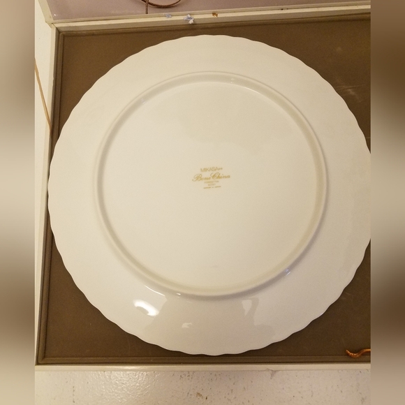 Mikasa Bone China Poinsettia Cake Platter & Serveware 11" - Picture 4 of 12